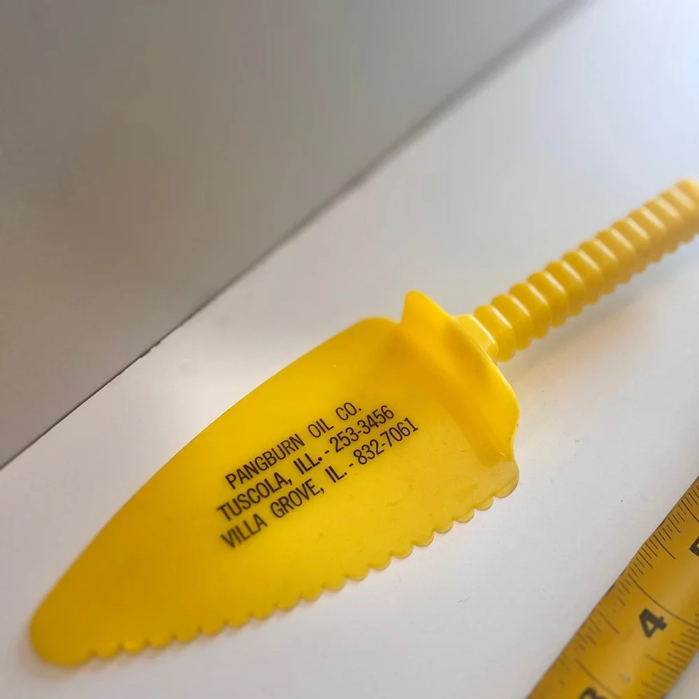 Pangburn Oil Co. Tuscola IL Yellow Plastic‎ Cake Server Serverware